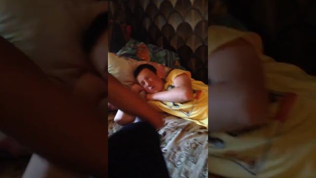 Прикол!) Как эффектно разбудить друга))) смотреть онлайн