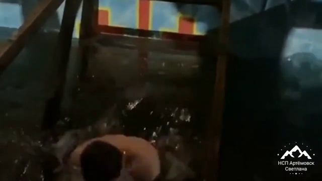 Купания в проруби на Крещение ! Крещенские купания ! смотреть онлайн