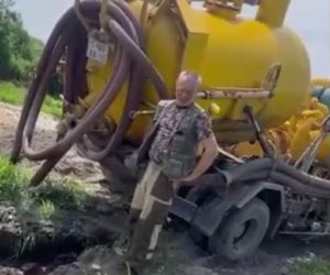 На Де-Фризе ассенизаторская машина сливает нечистоты в технический водоём