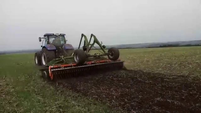 Дисковая борона Amazone Catros 5м с железным катком DW в паре с трактором Holland T7060 смотреть онлайн