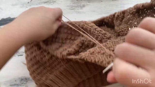Очень простой рельефный узор спицами при круговом вязании! Вяжу жилет! смотреть онлайн