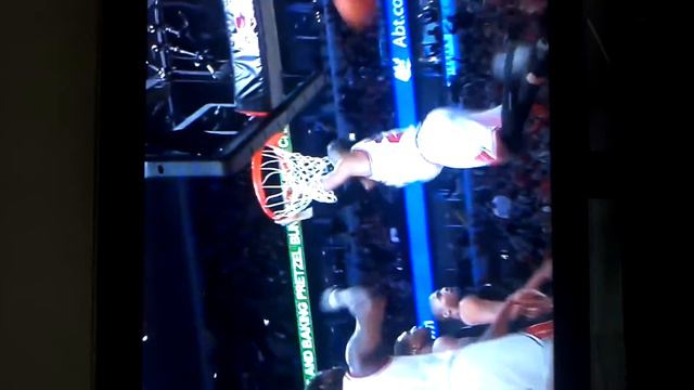 Taj Gibson dunks on D Wade смотреть онлайн