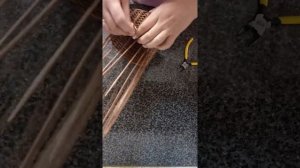 Необычный способ плетения из бумажной лозы .