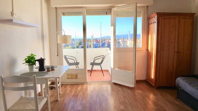 Joli studio avec superbe vue sur le canal en vente à Empuriabrava смотреть онлайн