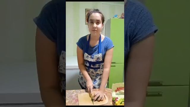 Легкий салат на ужин с солеными огурцами. Просто объеденье!
