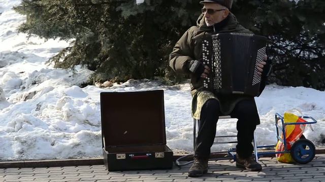 Уличный музыкант в Алматы - Let it be. смотреть онлайн