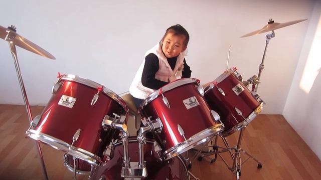 Девочке 5 лет, игра на барабанах!!! смотреть онлайн