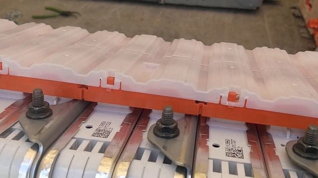 Как определить, заменялись ли модули в батарее Nissan Leaf AZE0. смотреть онлайн