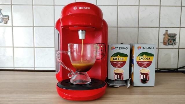 Bosch Tassimo Coffee Machine Making a Jacobs Caffè Crema Classico XL смотреть онлайн