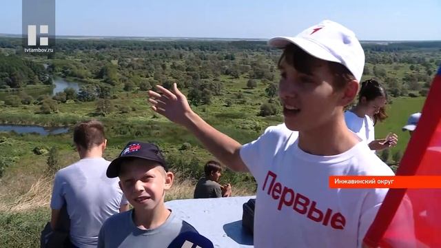 Школьники Тамбовской области развернули стометровый флаг России на Барской горе смотреть онлайн