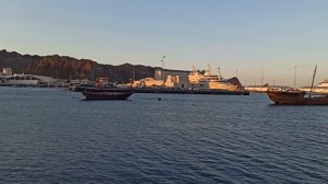 Отлив на море,обнажилось некрасивое дно!Старый город,Маскат