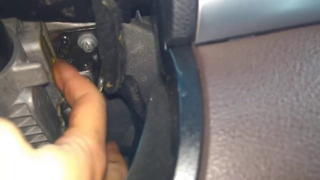 демонтаж облицовки рулевой колонки и устранение скрипа руля смотреть онлайн