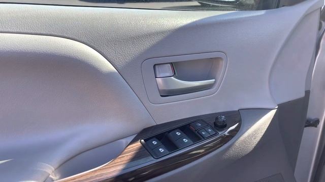 2017 Toyota Sienna XLE Premium смотреть онлайн