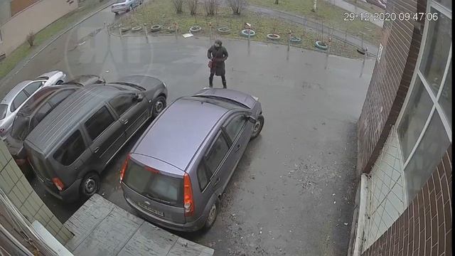 В Киеве местные жители установили на доме камеру с датчиком движения для борьбы с ссыкунами смотреть онлайн