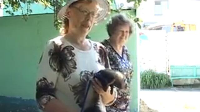 Гавроша поливают из чайника смотреть онлайн