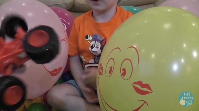 ВАУ! ЛОПАЕМ ШАРЫ и открываем яйца-сюрпризы из сухого бассейна ВИДЕО ДЛЯ ДЕТЕЙ смотреть онлайн