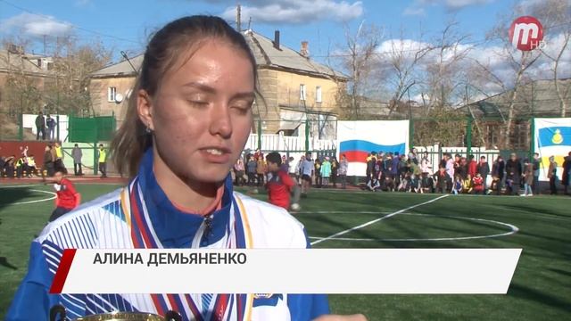 В 42-ой школе открыли стадион отвечающий стандарту Российского футбольного союза смотреть онлайн