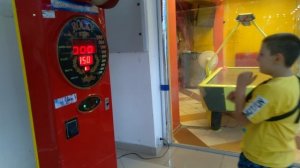 БЬЁМ  ПО АВТОМАТУ КОТОРЫЙ ПОКАЗЫВАЕТ СИЛУ УДАРА .