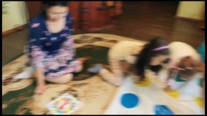 Играем в Твистер ЧЕЛЛЕНДЖ. Twister сhallenge with children.