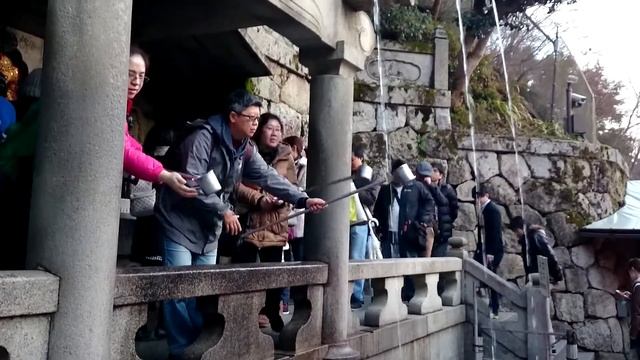 Японские девушки в кимоно с палками для селфи смотреть онлайн