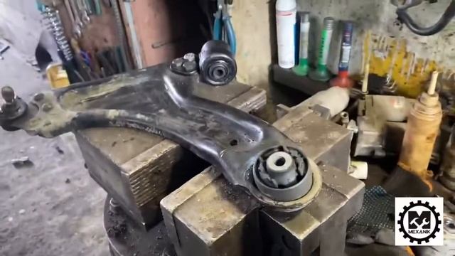 Opel Meriva A замена передних сайлентблоков и стоек амортизаторов / Как снять нижний рычаг Мерива А смотреть онлайн