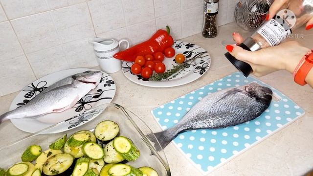 Рыба дорадо в духовке. Дорадо на овощной подушке. Вкусная рыба. Рыба в духовке. смотреть онлайн