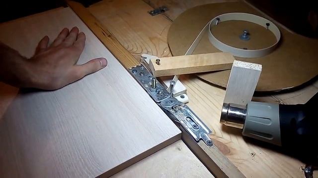 Кромим деталь кромкой ПВХ 0.4 мм самодельным кромочником.