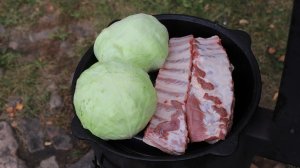 Ребра в капусте. Вкусный ужин в казане на костре