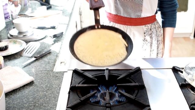 Crepes (flipping made easy!) смотреть онлайн