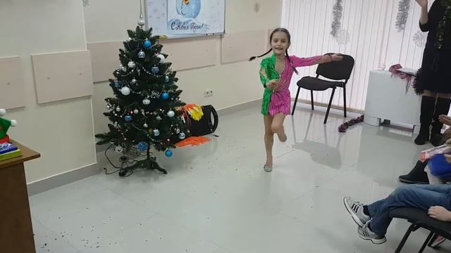 Стадник Эмилия. Художественная гимнастика на новогоднем празднике 2016. смотреть онлайн