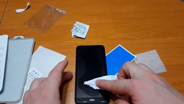 Клеем защитное стекло на Xiaomi Redmi 7A
