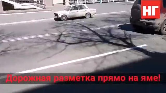 Дорожную разметку рисуют прямо по ямам в Костанае смотреть онлайн