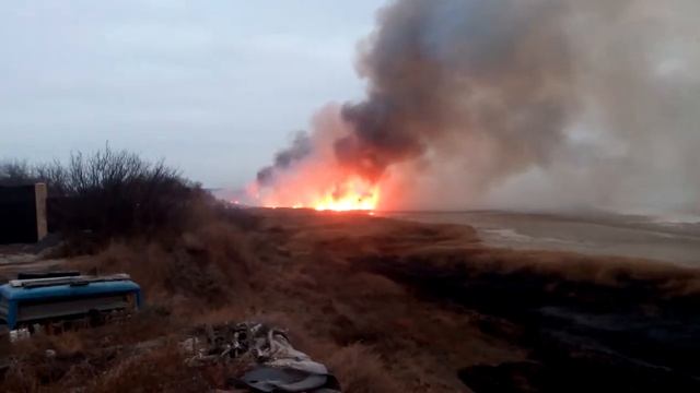 Таганрогский залив горит камыш продолжение! Село Бессергеновка