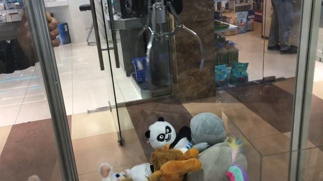 КАК ПАПА ВЫИГРАЛ ИГРУШКУ В АВТОМАТЕ | ЧЕЛЛЕНДЖ достань МЯГКУЮ ИГРУШКУ ИЗ АВТОМАТА смотреть онлайн