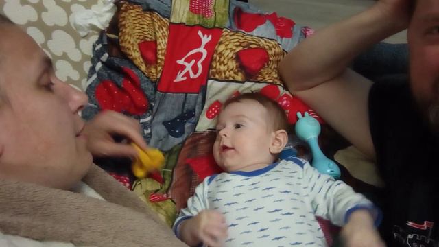 Новая фишка у Мирошки, рычит как медвежонок))) смотреть онлайн