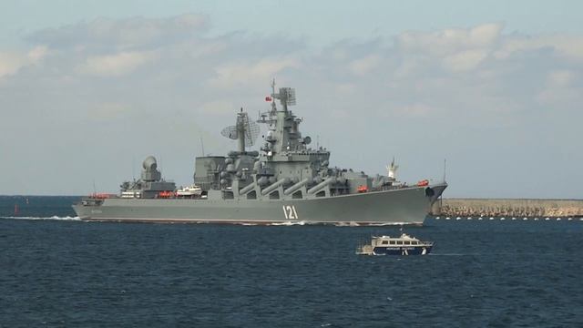 Крейсер Москва входит в бухту Сеастополя. 30 сентября 2021 смотреть онлайн