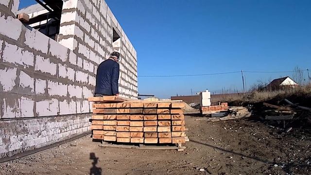 Двускатная крыша - старт, подготовка, первая партия досок [ Двускатная крыша в одиночку ] смотреть онлайн