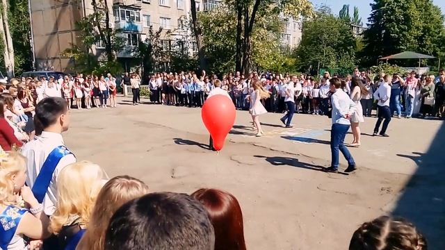 Зажигательный танец выпускников ! ЗОШ № 84 смотреть онлайн