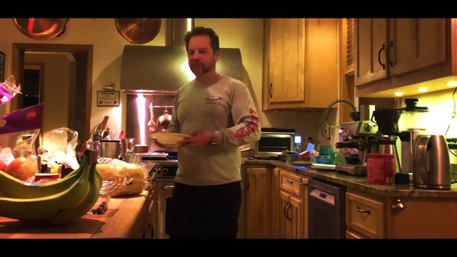 Man Cooking Trips Over смотреть онлайн