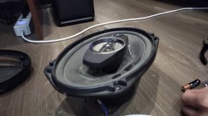 Как определить полярность проводов автомобильной колонки.