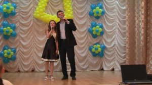 папа с дочкой поют на выпускном
