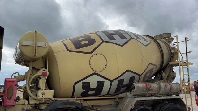 Volvo 8x4 Mixer Truck I St Aubin, France Auction - 27 & 28 September смотреть онлайн