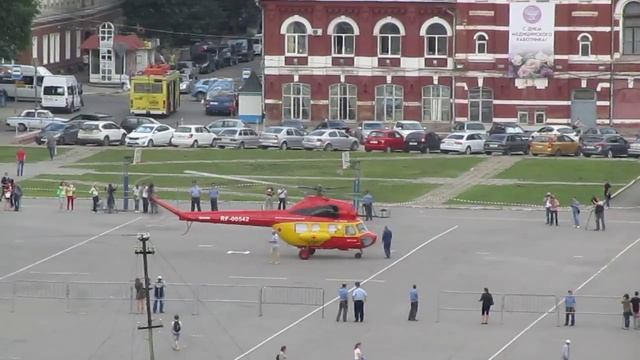 Вертолет на Театральной площади Саратова 11 июня 2014 MVI 6439 смотреть онлайн