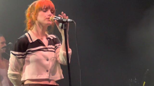 Paramore - Misguided Ghosts (Live in Chicago - Fall 2022 tour) смотреть онлайн