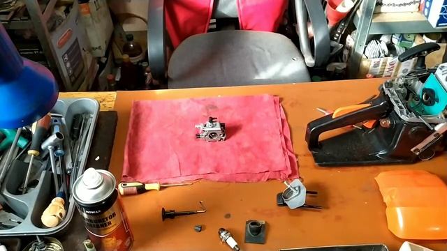 Как заменить топливный фильтр в бензопиле.