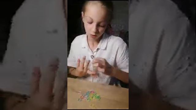 плетём праздничный браслет из резиночек смотреть онлайн