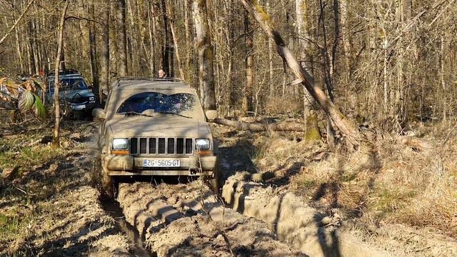 2.5 TD Jeep XJ & Three 4.0 XJs In A Lot Of MUD