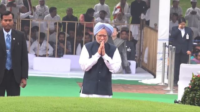 Dr. Manmohan Singh, Smt. Sonia Gandhi Pay Tribute to Pt. Jawaharlal Nehru on his birth anniversary смотреть онлайн