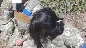 женщину-военнослужащую ВСУ - взяли в плен в Курской области - добровольно пришла в всу