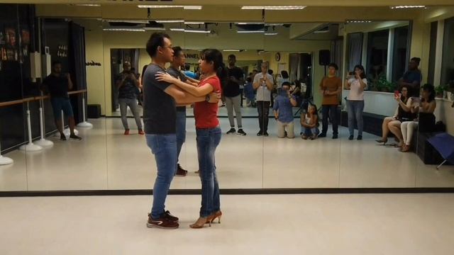 Learn Bachata, Tutorial 22: Cambre & lean + twist exit (improver/intermediate sensual) смотреть онлайн